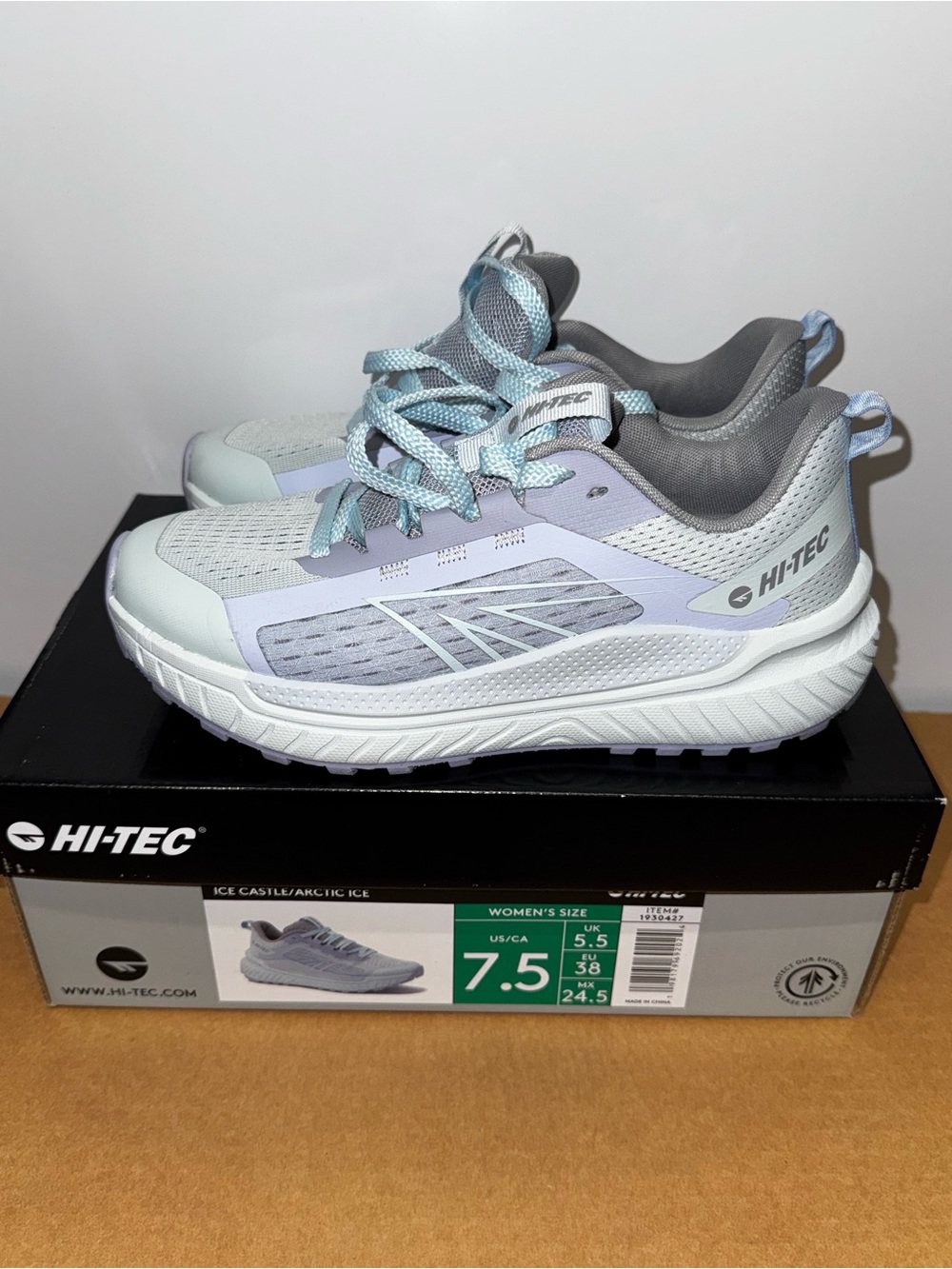 Hi-Tec Women's ICE CASTLE Lace-Up Low Top Trail Running Shoes - 7.5 , Excellent